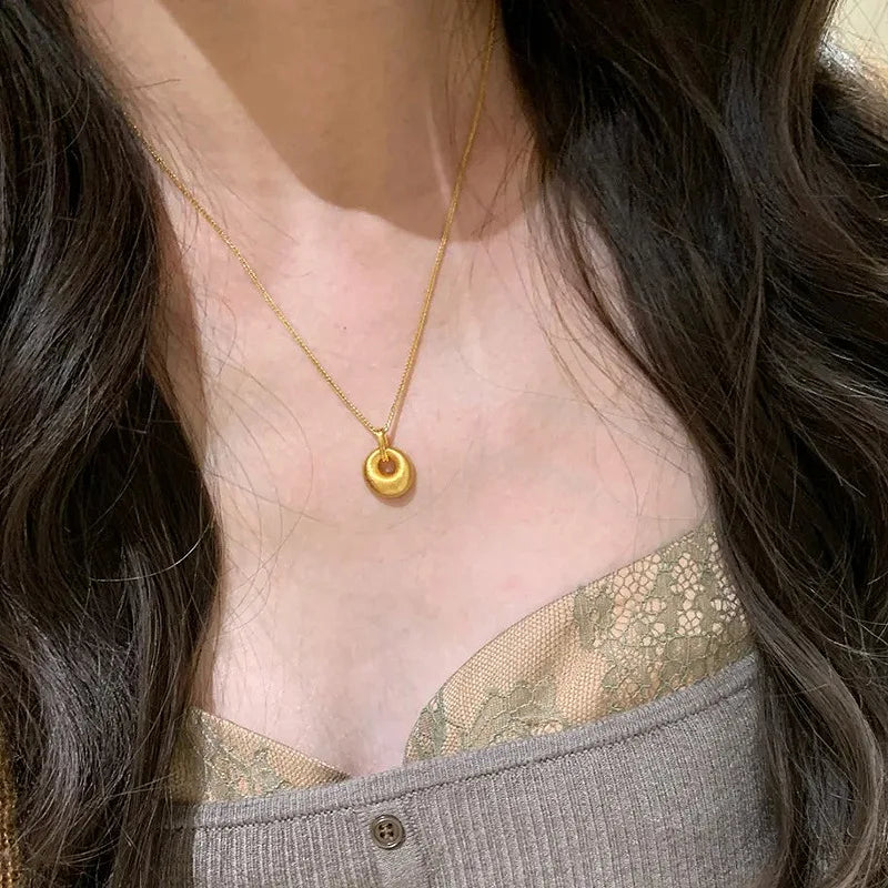 Minimalist new in fashion light luxury brushed round pendant necklace exquisite and High quality collar chain banquet jewelry