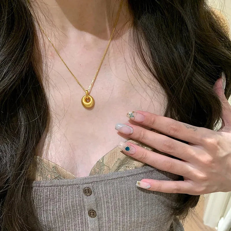 Minimalist new in fashion light luxury brushed round pendant necklace exquisite and High quality collar chain banquet jewelry
